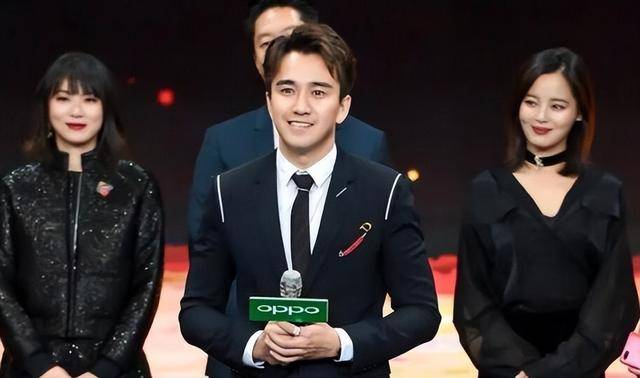 有网友晒出了翟天临目前的状况,他在新加坡.