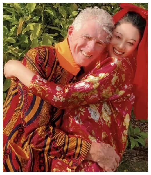 杜可风结婚照:携手合影,幸福甜蜜,笑容满溢._夫妇_妻子_祝福