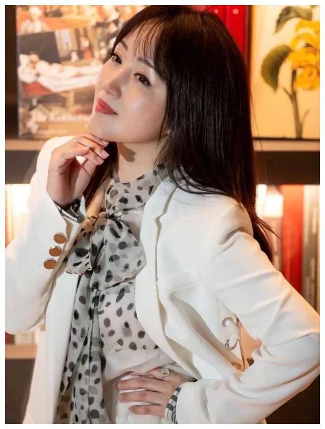 甜美女神杨钰莹,状态颜值不输少女,令人心动,惊艳不已.