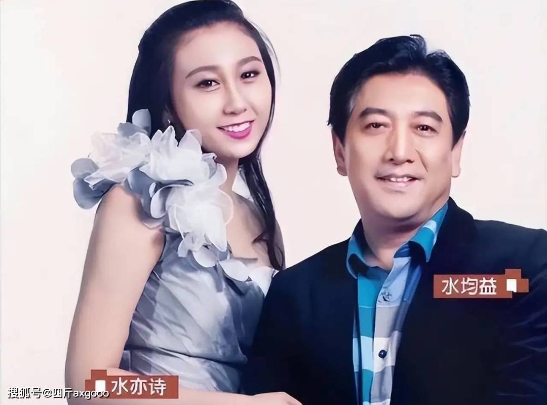 水均益退休后现身加拿大,和富婆合影笑容满面,身材发福引热议_美女