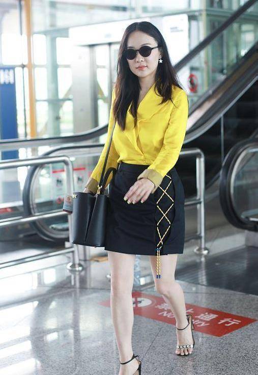 霍思燕这次的造型翻车了,穿一身奶奶装现身机场,看着老了十岁_女性