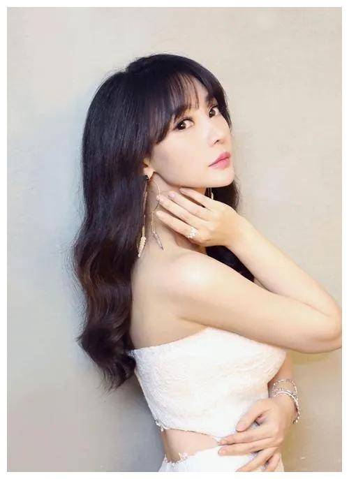 柳岩遭喜剧女导演粉丝炮轰,昔日恩人变白眼狼?_宣传_网络_理性