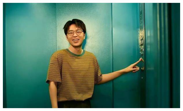 小眼睛和塌鼻子等方面,虽然身高略显矮小,但通过美妆爆改后的杨迪在