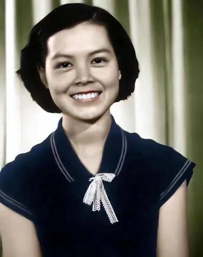 同时,一直窥伺多时的吴殿勋如愿以偿成了她的适婚人选.