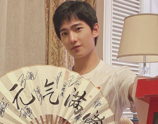 同样的场景再把镜头拉近,杨洋微笑看向摄影师,从眉形到脸型,无可挑剔