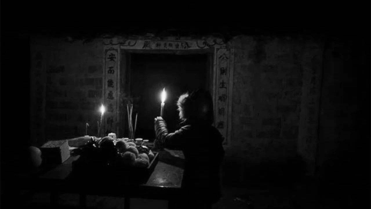 加上他爸觉得爷爷新丧,奶奶需要人照顾,就劝他把车票退了多陪陪老人