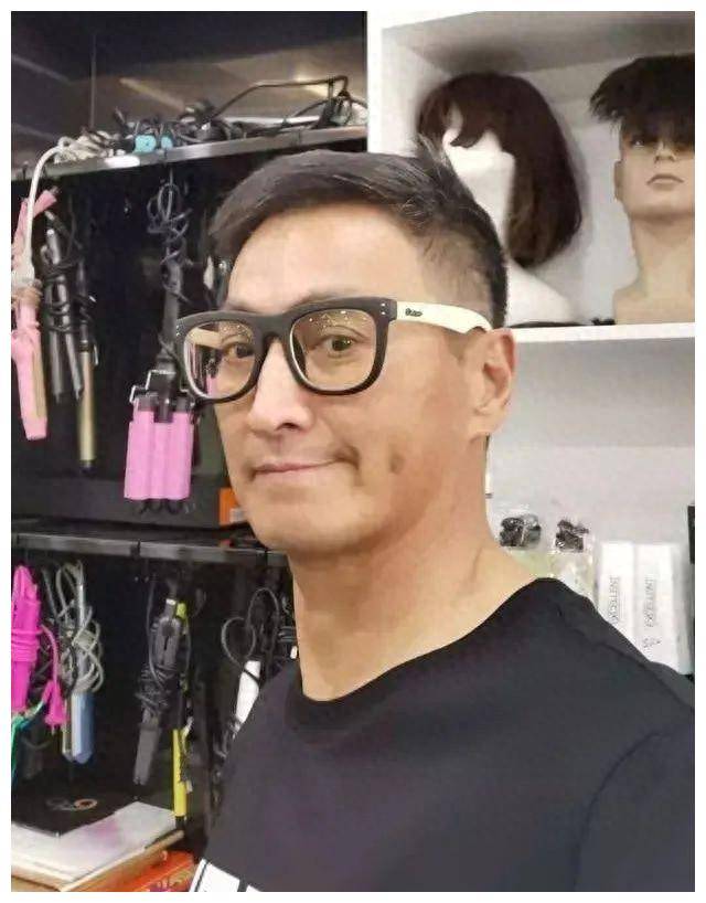 从照片中可以看出,何家劲的妻子穿着黑色皮衣,虽然妆容清淡但不失美貌