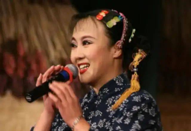 孙立荣:赵本山的第一位女徒弟,上过春晚,嫁富豪丈夫被宠成公主_二人转