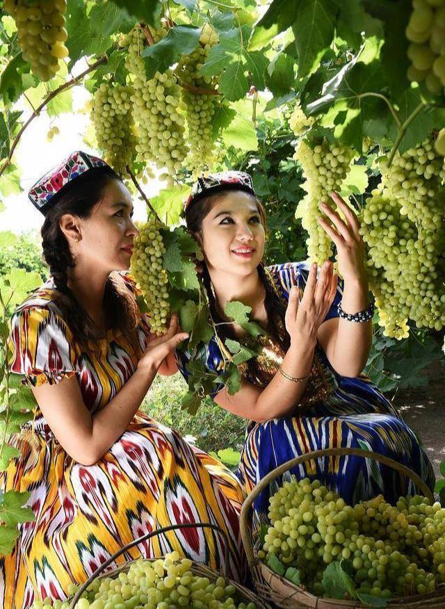 姑娘跳"新疆舞",这3个服饰元素不可少!