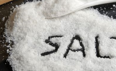 疾病例如高血压等等,高盐分进入体内,会提高渗透压,会让细胞发生皱缩