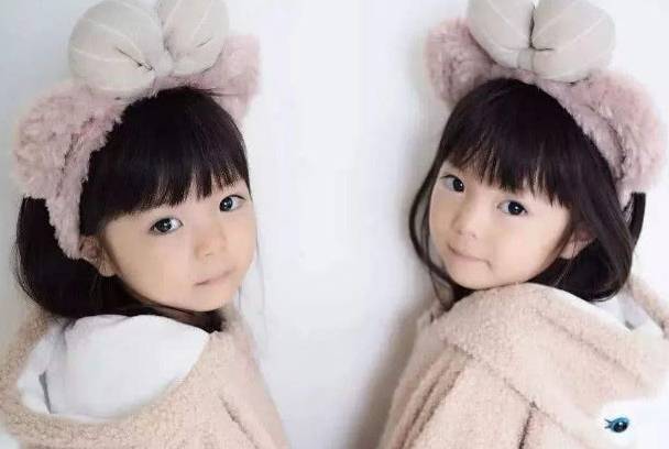 回眸一笑百媚生,粉色真的最适合小女孩白色长裙穿着仙仙的,梳着两个