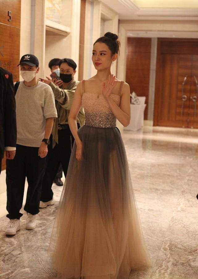 郎朗的钢琴家妻子太有气质了,穿透视礼服裙也很高贵,身材真好_造型