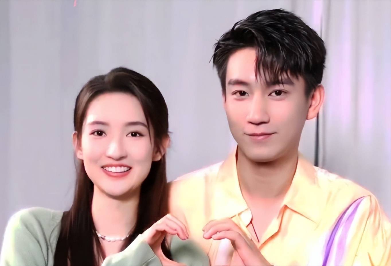 杨玏王玉雯旅游归国上演爱的抱抱,cp粉:悬着的心终于死了_王子奇_演出