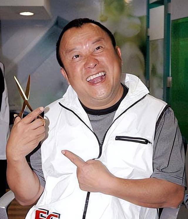 曾志伟50岁女儿老态尽显,未婚未育隐退,去国外旅游过生日