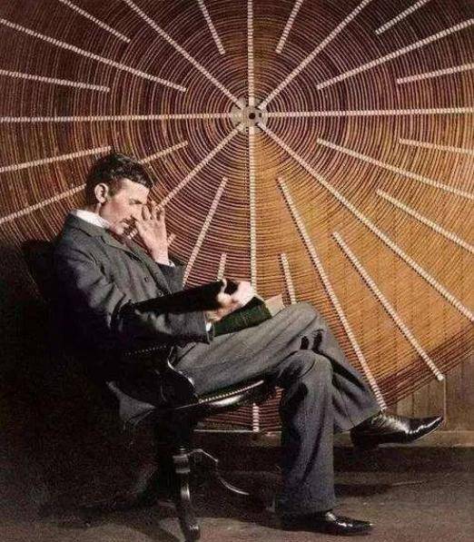 但是因为实验资金超支,沃登克里弗塔还没建完就停工了,而且特斯拉还