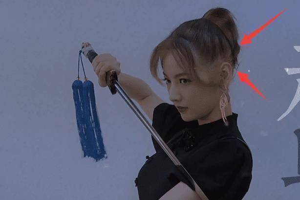 硬糖少女全员旗袍,希林有气势,张艺凡简洁,赵粤头发掉色抢镜了_黑色