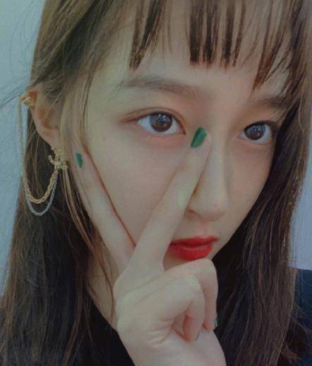 关晓彤晒自拍,戴3000块金耳环壕气十足,"迷之角度"引热议_什么_首饰