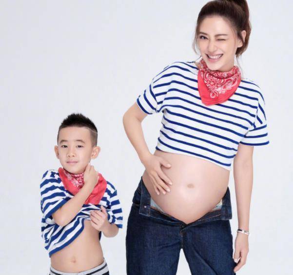 应采儿拍孕期照,jasper学妈妈露肚子,表情像极了陈小春_时候_镜头