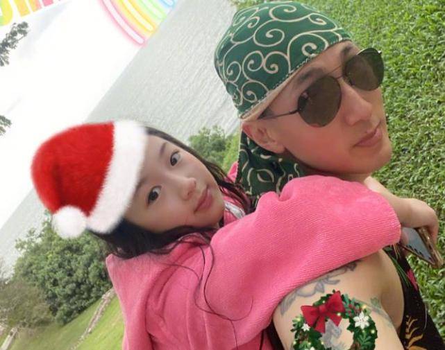 吴尊晒度假照秀肌肉,让max站肩膀上"爸爸力"爆棚,跟女儿合影超帅_nei