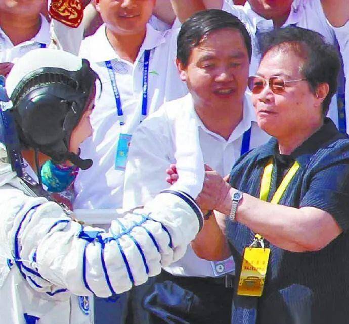 3岁被捕,12岁做童工,46岁成新中国首位女中将,聂力的坎坷人生_母亲