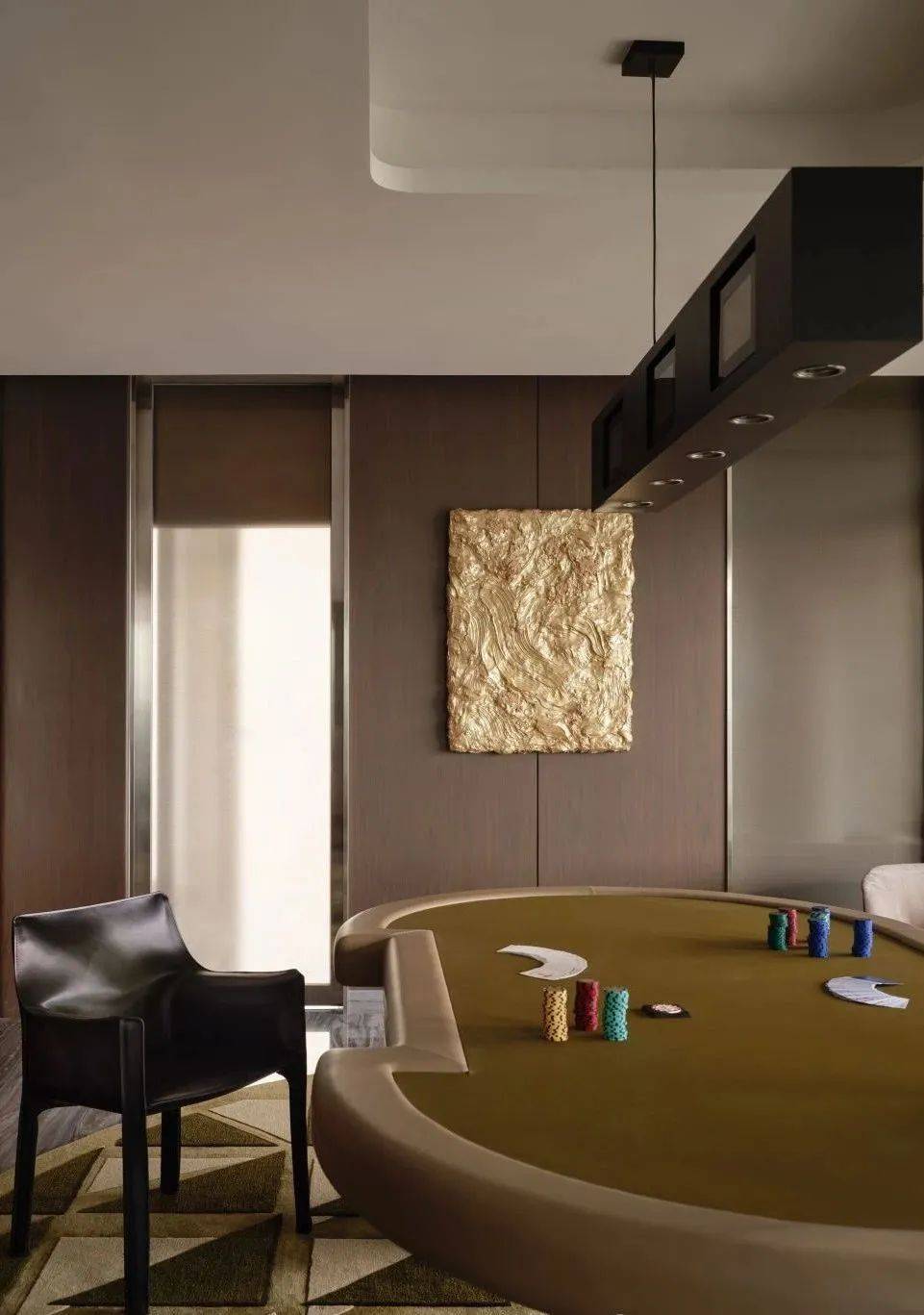 400-7656-772围绕钢琴的flou圆桌,弧度沙发座椅和cassina经典藤编餐椅