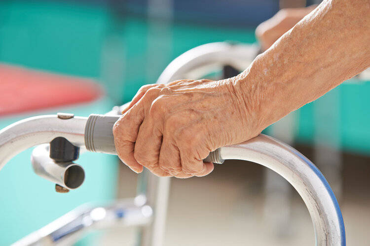 3,握力从坐姿恢复到站姿需要下肢肌肉,韧带以及腰椎的参与,这些部位