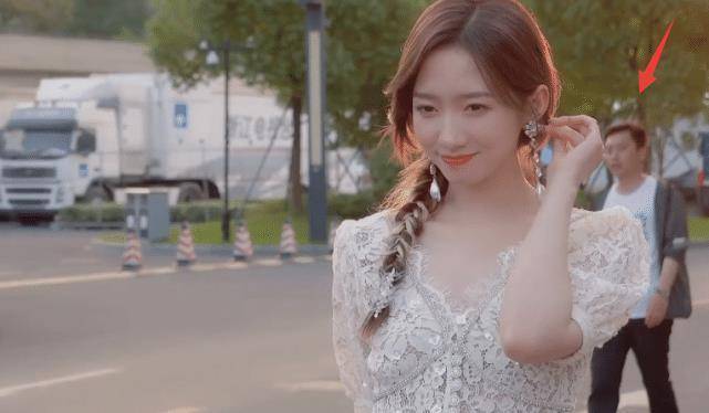 孟美岐马路边拍大片,无视路人经过继续摆拍,男友视角"求牵手"太甜了