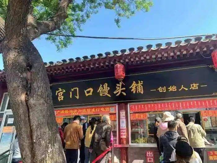 要说什么店永远不会有假,那就是创始人店,一水的黑底黄字招牌,全名