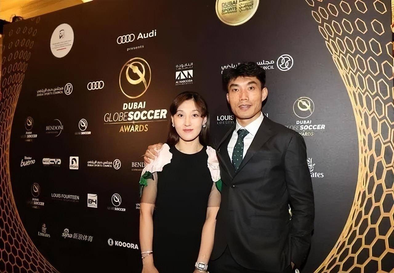 "双冠王"郑智年薪1900万,娶小7岁娇妻,2022年正式退居二线_邵娜