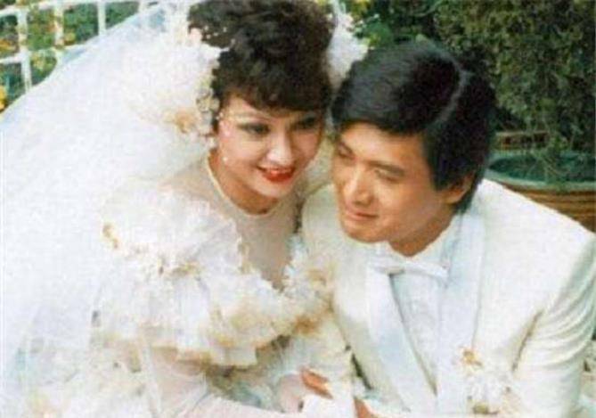 1983年,周润发不惜违背婚礼上誓言,2次将余安安扫地出门