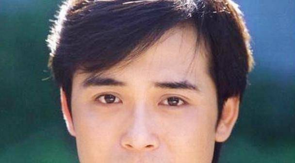 被张国立赏识,长得帅演技好却不红,与大15岁妻子恋爱恩爱至今_阮巡