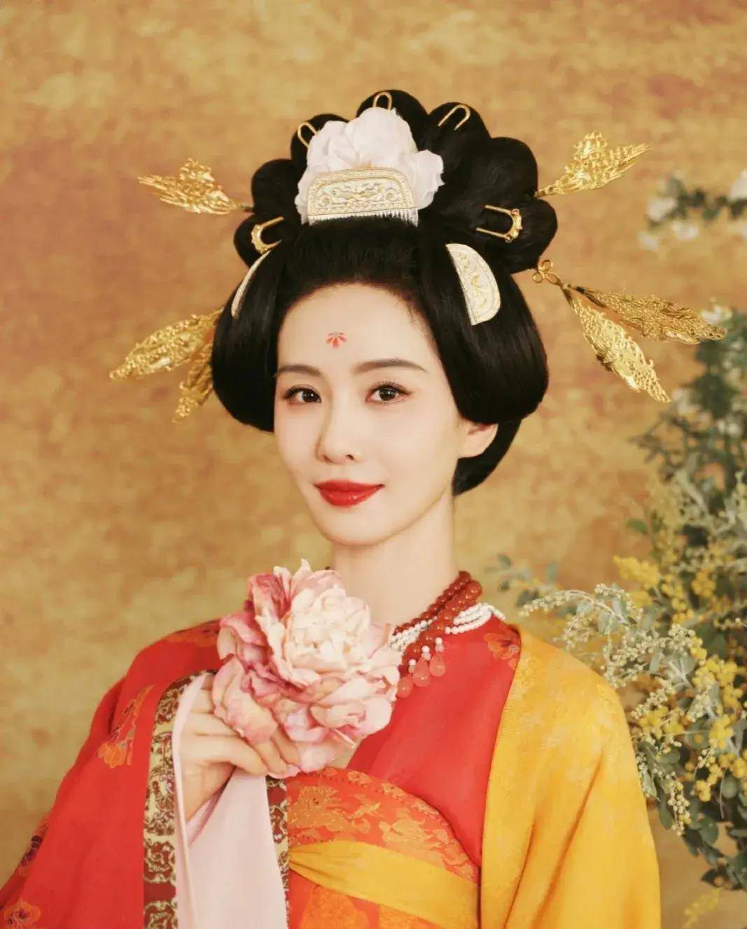 第七名:#关晓彤#,晓彤身穿明制汉服,马面裙似流动的画卷,纹样寓意吉祥