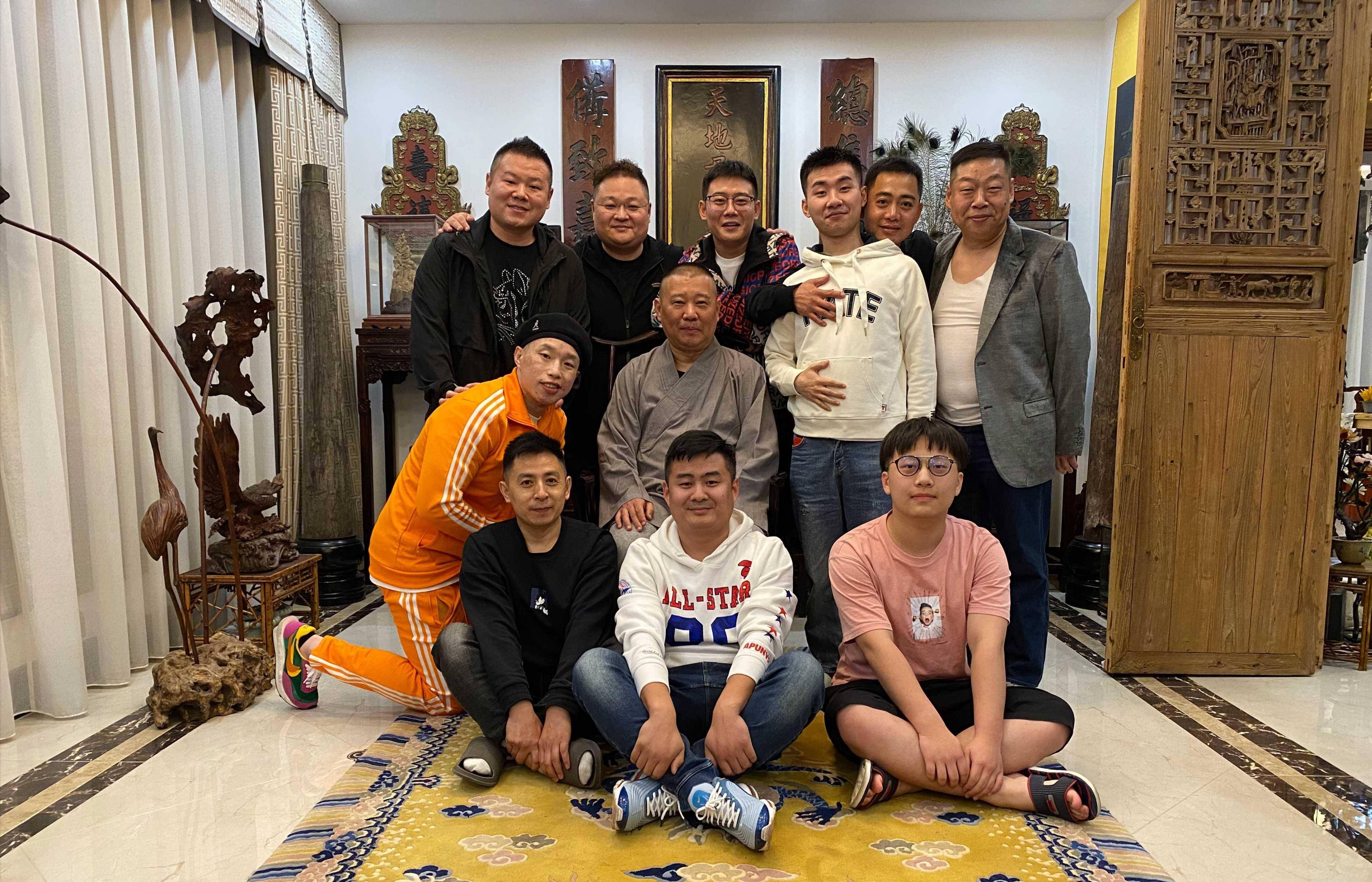 德云社隐形富豪,郭德纲50亿资产不算啥,孙越一把扇子暴露财力_财富