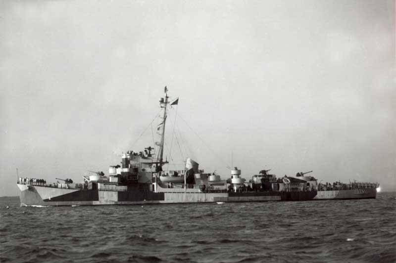 见油轮不理睬自己的命令,太康号和丹阳号两艘军舰立即对着油轮的周边