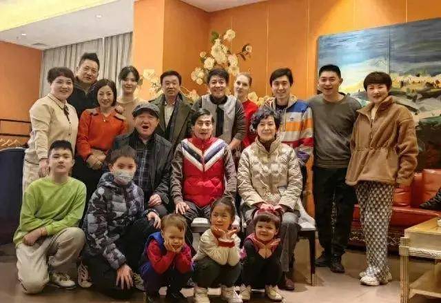 撒贝宁一家四口回武汉过年,龙凤胎宝宝长相引热议,李白身高显眼_家庭