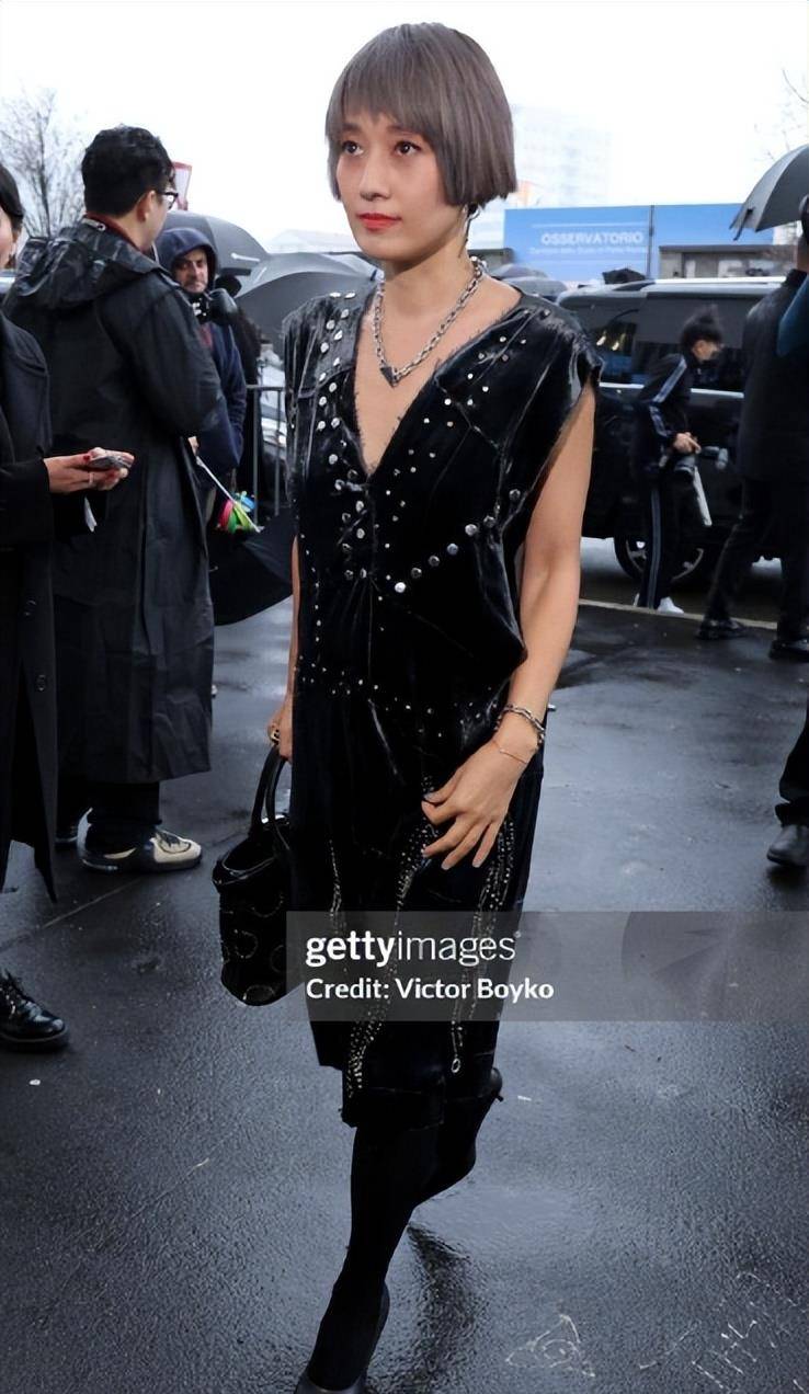 一个突兀的黑色皮包和一双保守的尖嘴高跟鞋,仿佛是搞了个土味版的