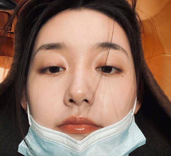 后面蒋依依拉下口罩,露全脸对着相机臭美,从侧面拍照换成了仰拍,真的