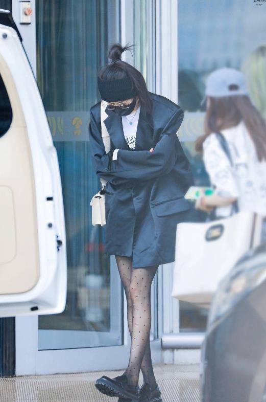 路人偶遇杨幂逛商场,真人被赞又瘦又白,衣服裤子成堆买超阔气_购物