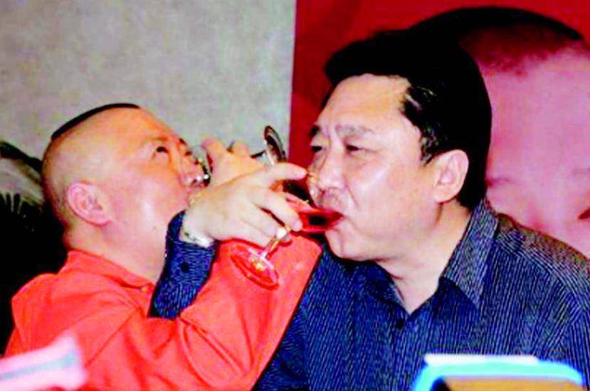 德云斗笑社岳云鹏爆料郭德纲小爱好:看别人手机?