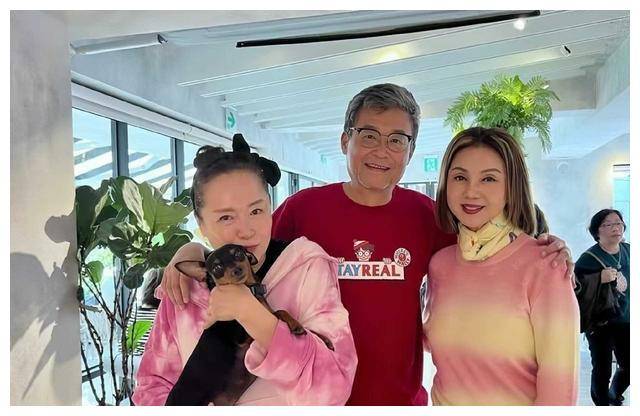 66岁恬妞皮肤保养如少女,两次婚姻失败,女儿为母转同性恋.