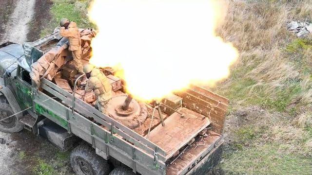 凌晨时分战斗打响,8吨子母弹覆盖大批援军,封城爆炸围堵上万乌军_俄军