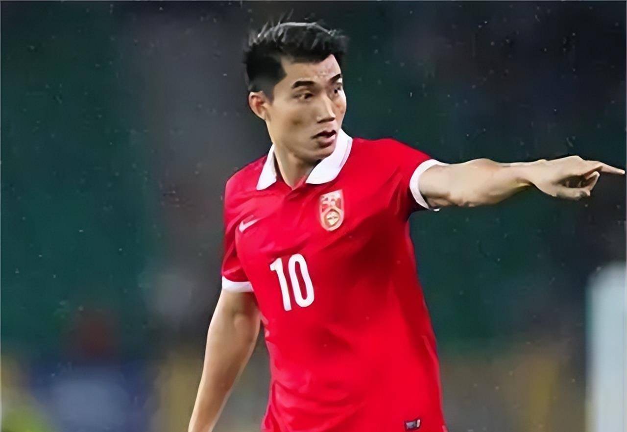 "双冠王"郑智年薪1900万,娶小7岁娇妻,2022年正式退居二线_邵娜