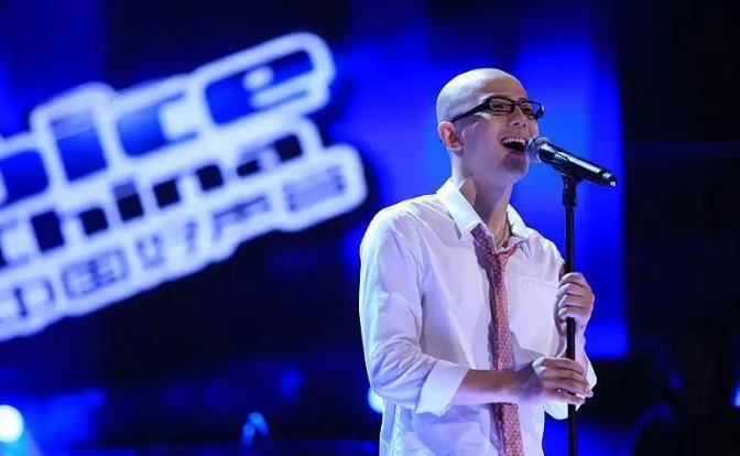 唱功了得外加长相清秀帅气,一副黑框眼镜外加光头的形象,十分讨喜.