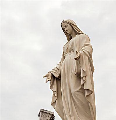 圣母玛利亚的这最后一次现身给世界留下了三个秘密,被人们称为法蒂玛