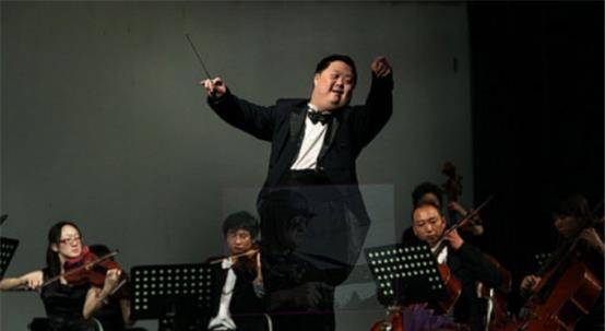 "天才"指挥家舟舟:先天弱智被捧上神坛,今失去价值靠低保度日_胡一舟