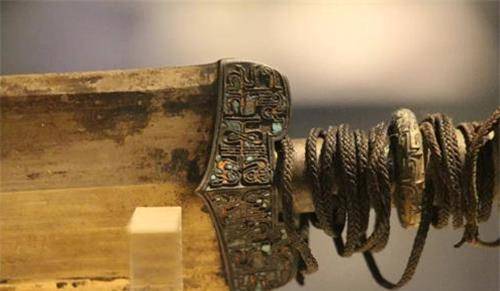 马承源哪里来的这么多钱,又害怕老板将这柄剑卖掉.