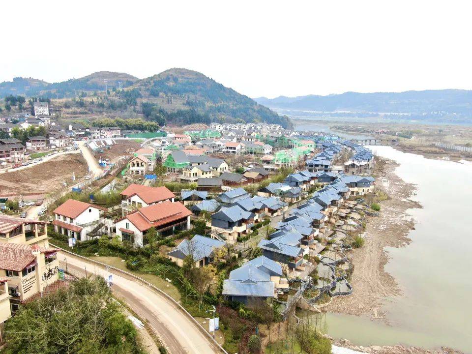 四川又一水上仙境,距成都3h车程,拍照打卡超级美_水镇_湖水_建筑