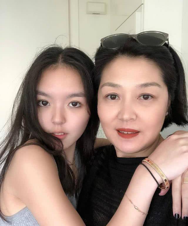 11月20日是李咏女儿18周岁,成人礼到来的那一天没有父亲相伴,法图麦