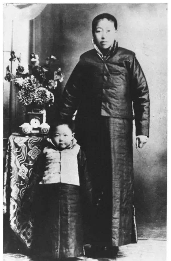 段恋情尽遭冷遇:未婚先孕,难遇良人,终究是黄粱一梦_萧红_汪恩甲_祖父