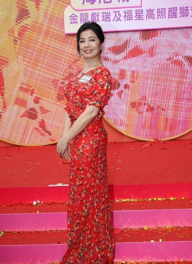 60岁钟楚红美人迟暮,难掩岁月痕迹,气质依旧出众_时尚_女性_钟楚曦